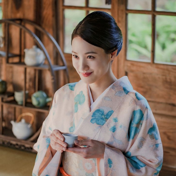 Claudia-Kim-Instagram_@netflixkr.jpg